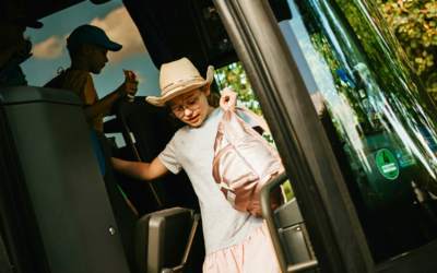 Transport na kolonie – jak organizatorzy dbają o bezpieczeństwo dzieci w podróży?